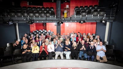 Die Aktiven der Baseldytschi Bihni applaudieren auf den Sitzplätzen des Kellertheaters.