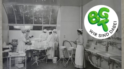 Historisches OP-Foto mit Ärzten und Krankenschwestern, Logo darübergelegt.