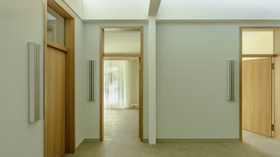 Innenbereich mit Holztüren und hellem Licht.