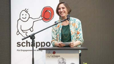 Anna Greub hält eine Rede als Mitglied der Prix schappo Kommission.