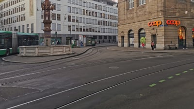 Stadtplatz mit Strassenbahngleisen und Coop-Geschäft.