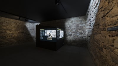 Ausstellungsraum mit Informationsstelen im Innern des Lohnhof-Eckturms.