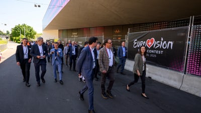 Netzwerkteilnehmende auf dem Weg in die St. Jakobshalle