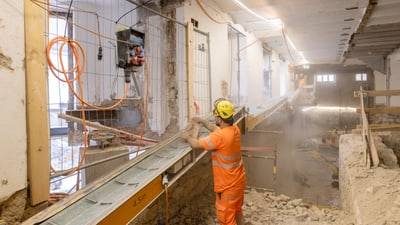 Bauarbeiter in einem Gebäude bei Renovierungsarbeiten.