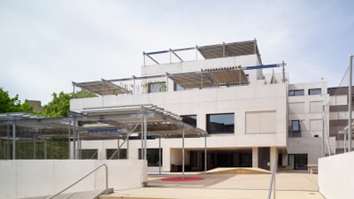 Erlenmattschulhaus mit beschatteten Terrassen