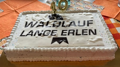 Kuchen mit Aufschrift 'Waldlauf Lange Erlen' und Dekoration.