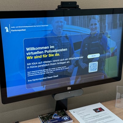 Bildschirm mit virtueller Polizeiposten-Information, Basel-Stadt.