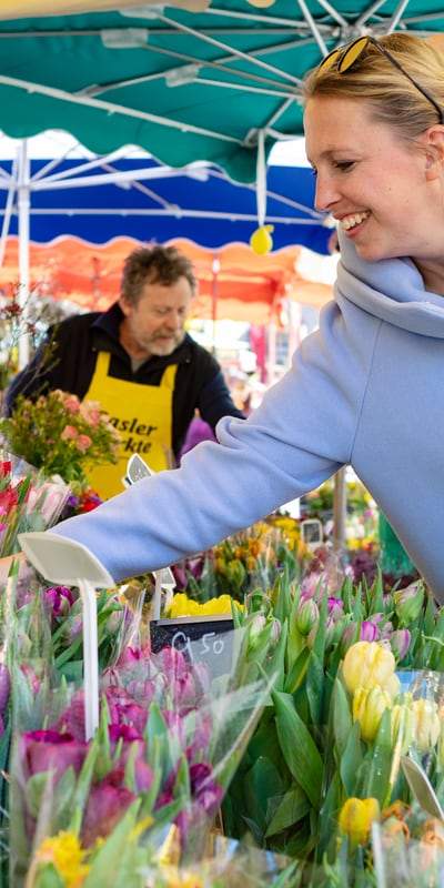 Blumenverkauf auf dem Basler Stadtmarkt