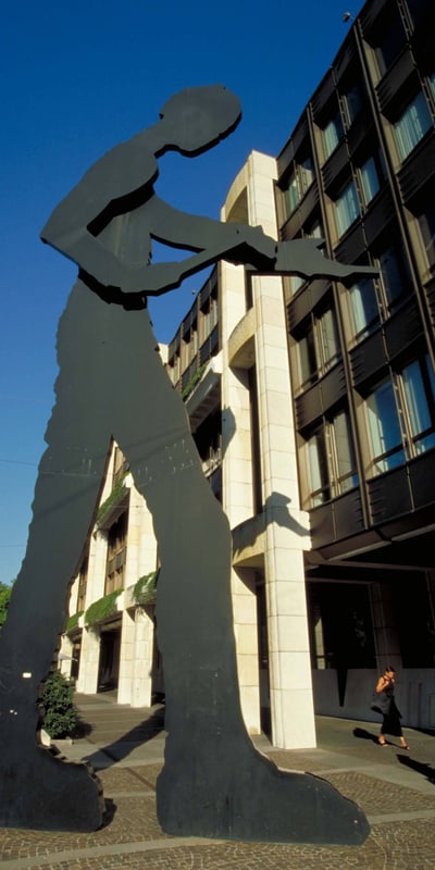 Sculpture "Hammering Man" à Bâle.