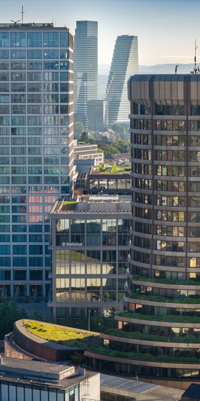 Vue aérienne des bâtiments de la Baloise, de Roche et du BIZ.