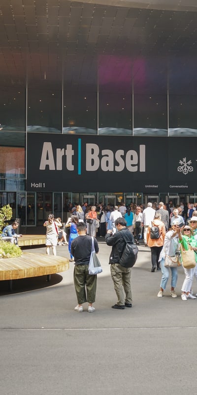 Viele Menschen am Eingang der Art Basel