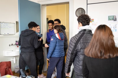 Die Schülerinnen und Schüler im ZBA verabschieden sich nach Unterrichtsende von der Lehrerin Sophie Maudamey