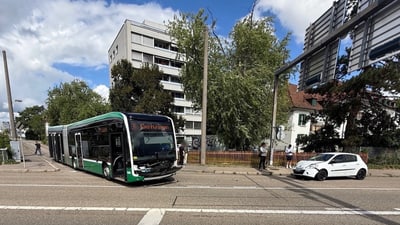 BVB-Bus kollidiert bei Einfahrt auf Brüglingerstrasse mit Auto