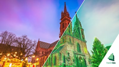 Beleuchtetes Gebäude mit lila und grüner Nachtbeleuchtung, Weihnachtsbaum links."