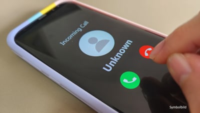 Smartphone mit eingehendem Anruf von Unbekanntem.