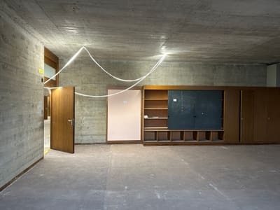 Leeres Klassenzimmer ist in Baustelle verwandelt.