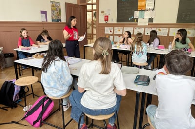 Silvia Coelho spricht mit Schülern im Klassenzimmer.