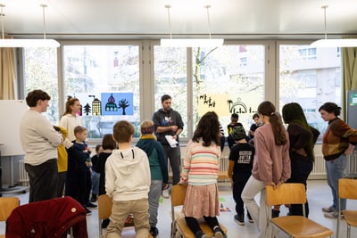 Konzentrierte Stimmung bei der Zusammenarbeit des Klassenrats der PS Volta mit dem Kinderbüro.