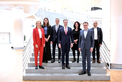 Gruppe von Menschen auf einer Treppe posierend.