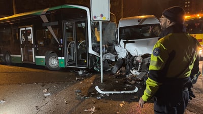 Unfall zwischen Bus und Transporter bei Nacht, Polizist beobachtet.