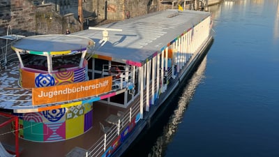 Bücherschiff auf dem Rhein am Anleger Schifflände.