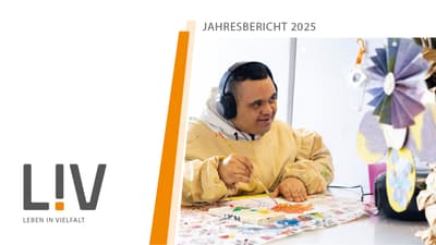 Person mit Kopfhörern malt an einem Tisch.