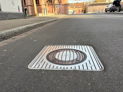 Eingelassener Strassenstrahler in Asphalt eingebettet.