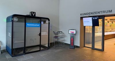 Selbstbedienungskiosk und Kundenservicezentrum in einem Gebäude.