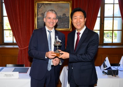 Bürgermeister von Seoul OH Se-hoon und Regierungspräsident Beat Jans in der Villa Wenkenhof in Basel.