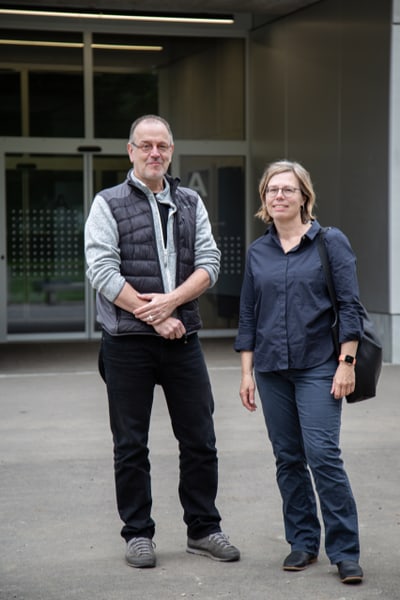 Heinz Glanzmann und Dagmar Schünemann vor einem Gebäude stehend.