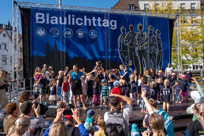 Bühne bei Blaulichttag 2024, Choreo zum Blaulichtsong 