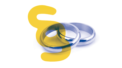 Zwei silberne Ringe mit gelbem Symbol.
