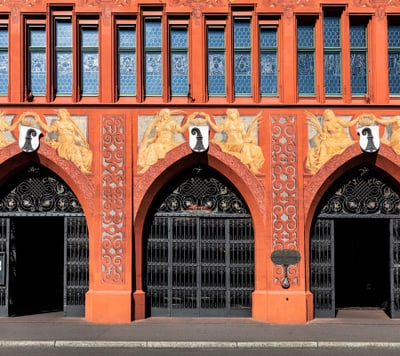 Die drei Torbogen, die in den Innenhof des Rathauses führen. Über jedem Bogen hängt das Basler Wappen. Über dem Torbogen links zeigt der Baselstab auf die falsche Seite nach rechts.