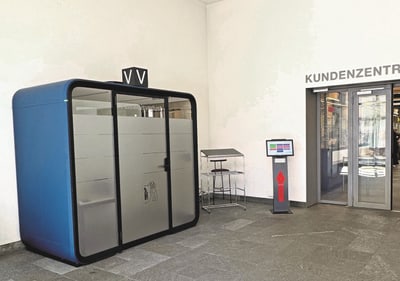 Kleines blaues Kabinett vor Kundenzentrumstür.