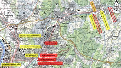Topografische Karte mit Strassen und farbigen Markierungen.