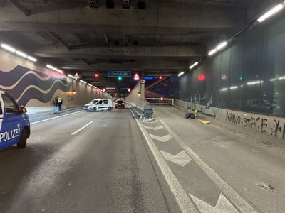 Verkehrsunfall in einem Tunnel mit Polizeiautos