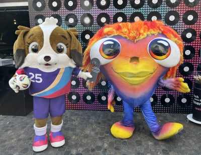 Maddli und Lumo trafen sich auf dem Eurovision Square.