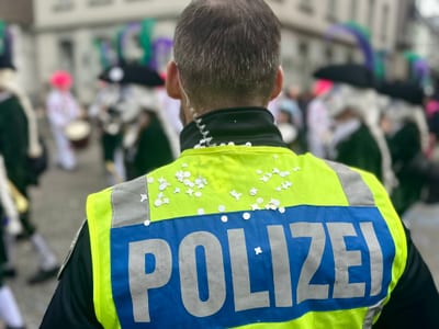 Polizist mit gelber Weste beim Cortege.