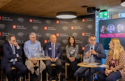 Podiumsdiskussion beim WEF Basel Morning im House of Switzerland Veranstaltung mit sechs Teilnehmer*innen.