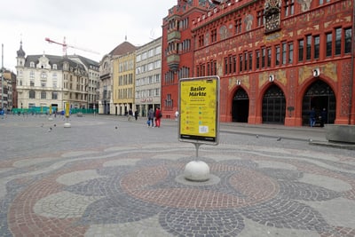 Plakate auf dem Marktplatz mit Hinweis auf die verschiedenen Bestellmöglichkeiten