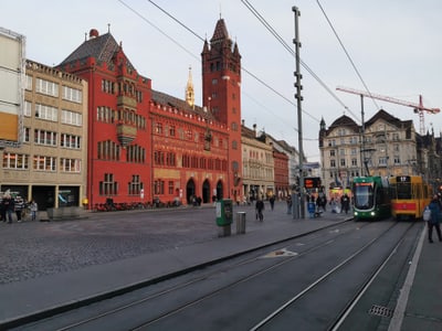 Rotes Rathaus am Marktplatz in Basel mit Strassenbahn davor.