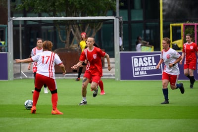 Frauen-Fussballspiel im Freien, Spielerinnen in Aktion.