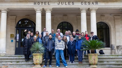 KSBS vor dem Hotel Jules Cesar auf einer Treppe.