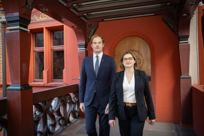 Die Neugewaehlten auf der Empore des Rathauses