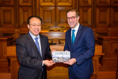 Bürgermeister von Shanghai, Gong Zheng, und Regierungspräsident Conradin Cramer