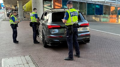 Drei Polizisten und Polizistinnen bei Verkehrskontrolle gegen Fahrzeuglärm und technische Mängel