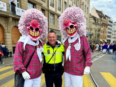 Polizist posiert mit zwei Waggis