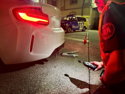 Kontrolle eines Autos auf Lärm- und Technikverstössen
