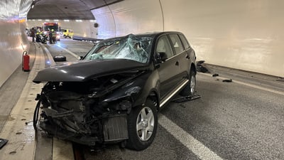 Auto mit erheblichem Frontschaden in einem Tunnel.