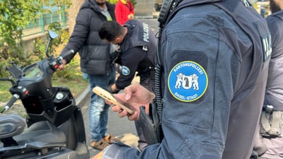 Polizisten der Kantonspolizei Basel-Stadt bei einer Kontrolle mit Motorroller.